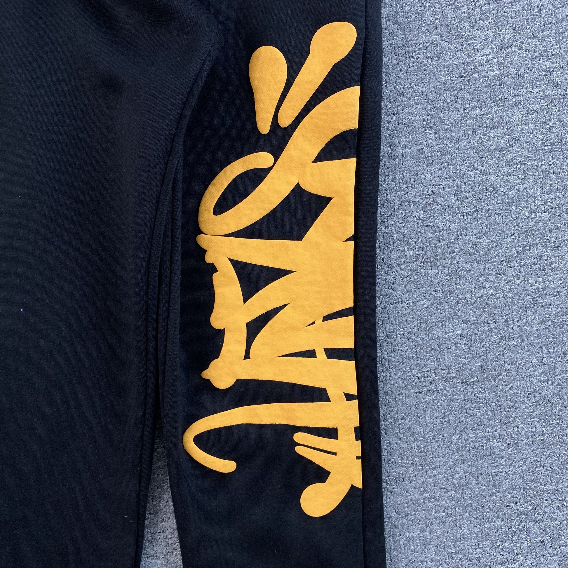 SYNA WORLD SWEATPANTS BLACK - Phantom Kicks