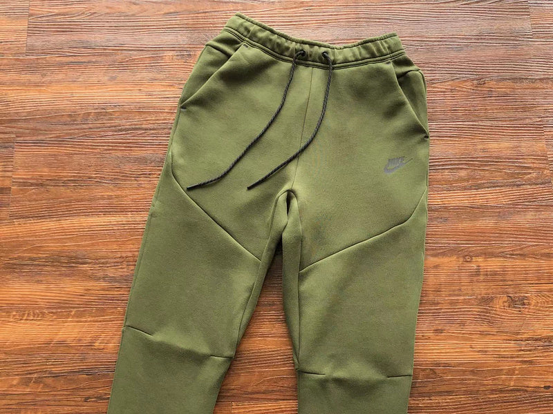 NIKE TECH FLEECE PANTS x OLIVE GREEN - Phantom Kicks