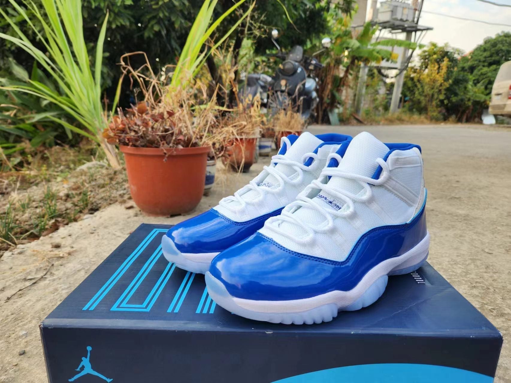JORDAN 11 Blue and White - Phantom Kicks