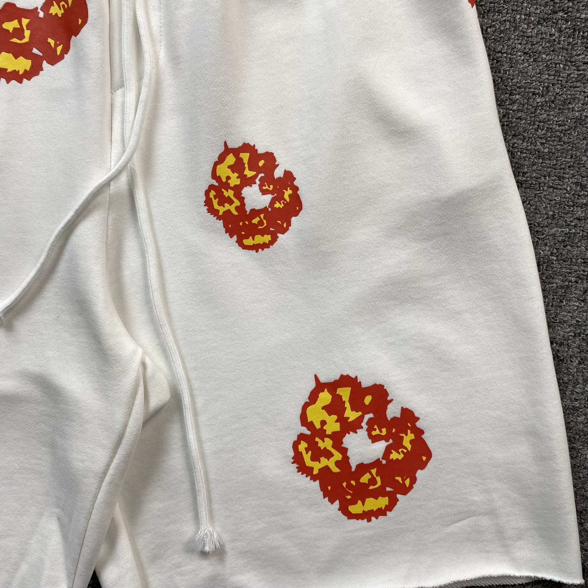 DENIM TEARS x OFFSET COTTON WREATH SHORTS WHITE - Phantom Kicks