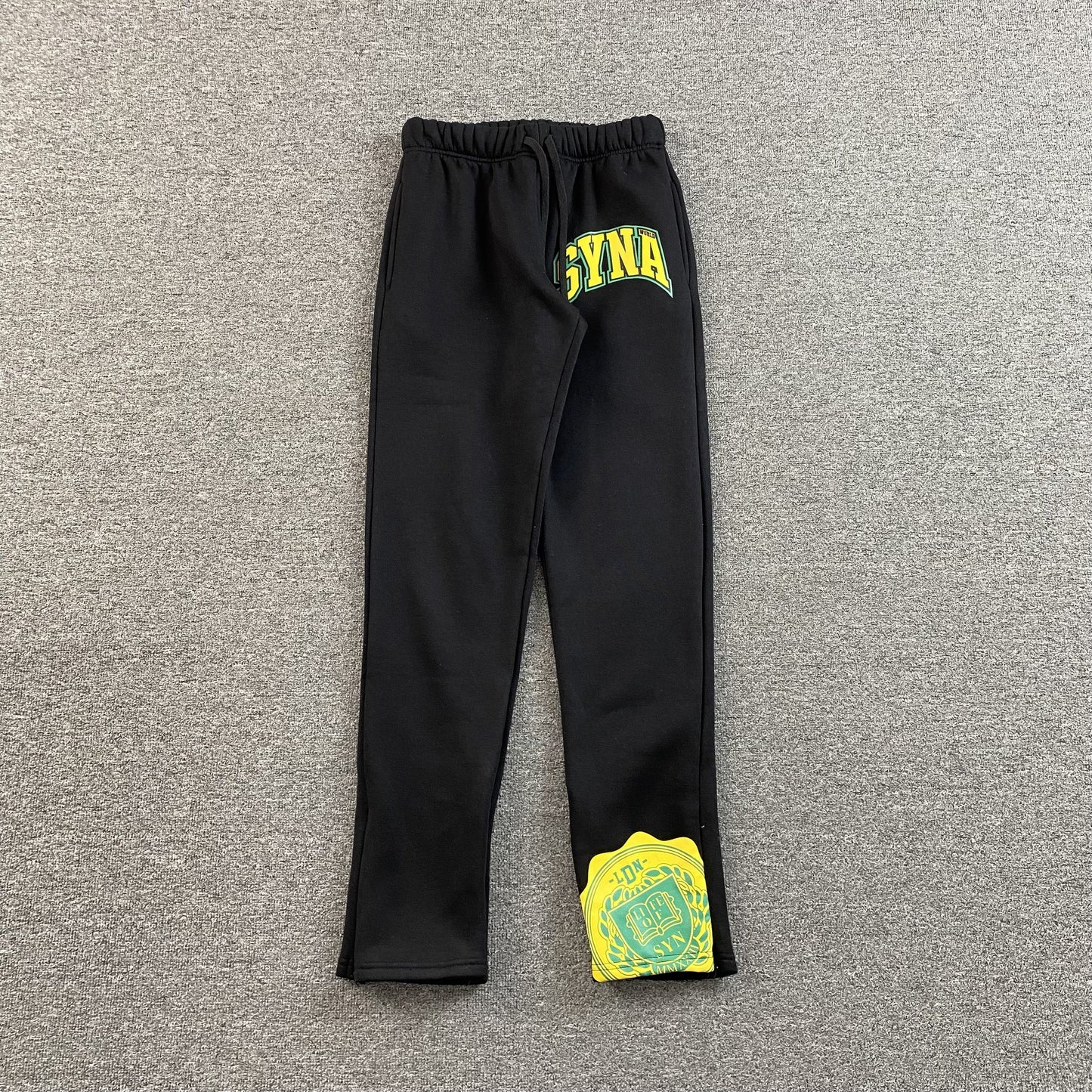 SYNA WORLD COLLEGE SWEATPANTS BLACK - Phantom Kicks