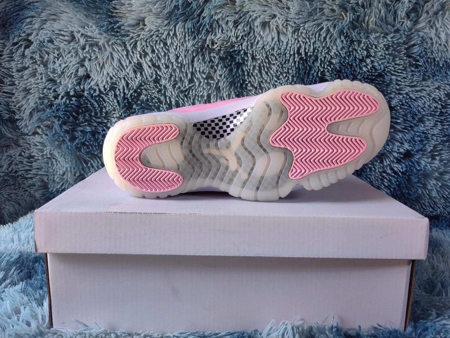 JORDAN 11 Pink - Phantom Kicks