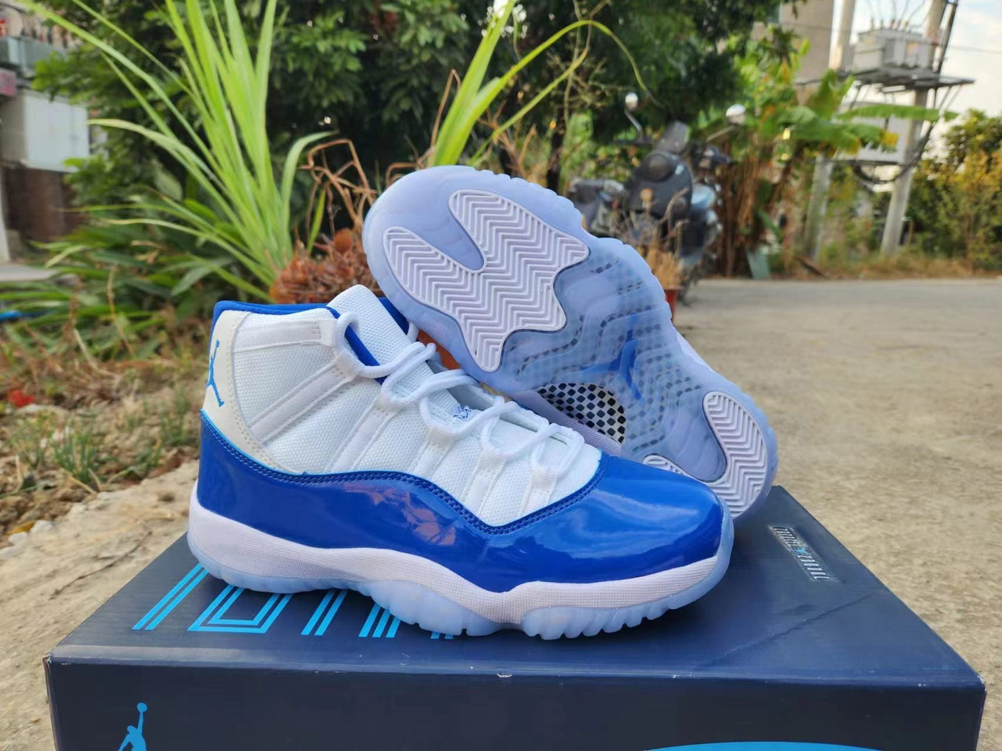 JORDAN 11 Blue and White - Phantom Kicks