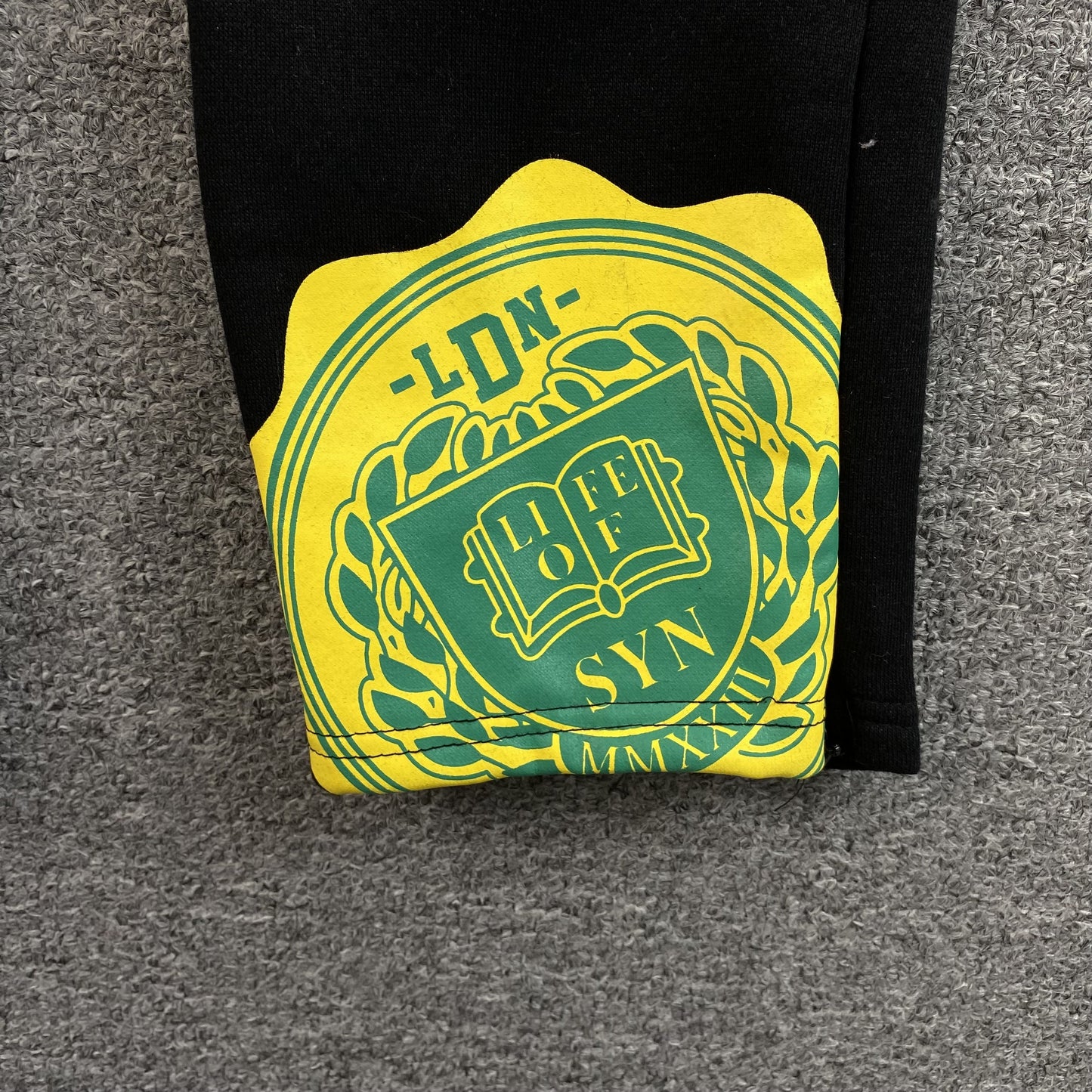 SYNA WORLD COLLEGE SWEATPANTS BLACK - Phantom Kicks