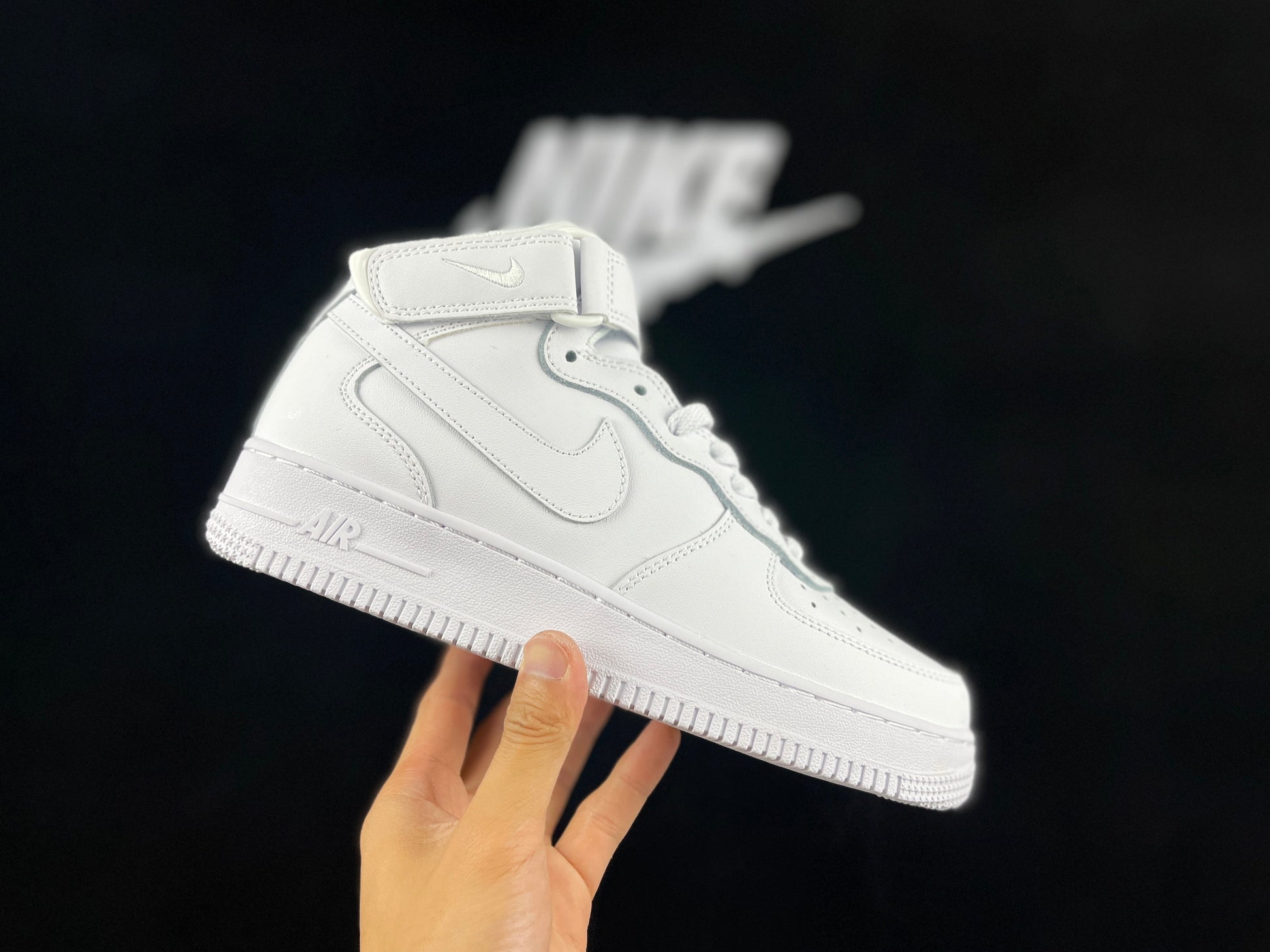 NIKE AIR FORCE 1 Mid "Triple White" - Phantom Kicks