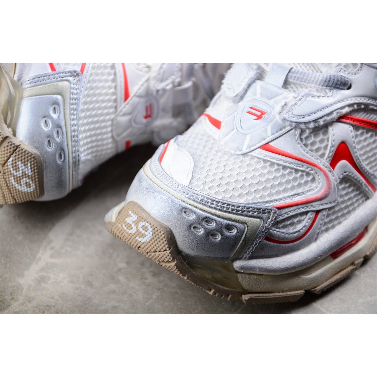 BALENCIAGA RUNNER x WHITE BEIGE RED - Phantom Kicks