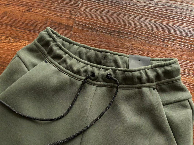 NIKE TECH FLEECE PANTS x ARMY GREEN - Phantom Kicks