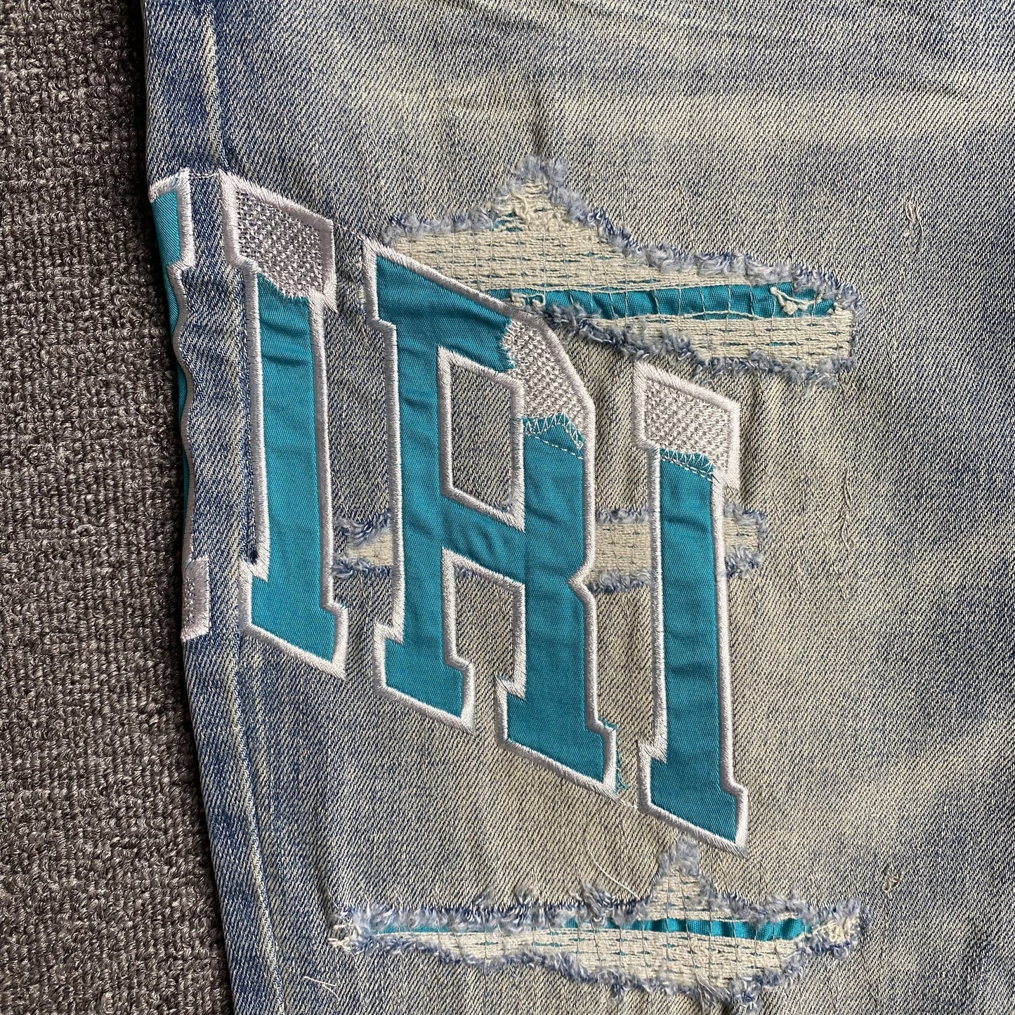 AMIRI VARSITY LOGO JEANS - Phantom Kicks