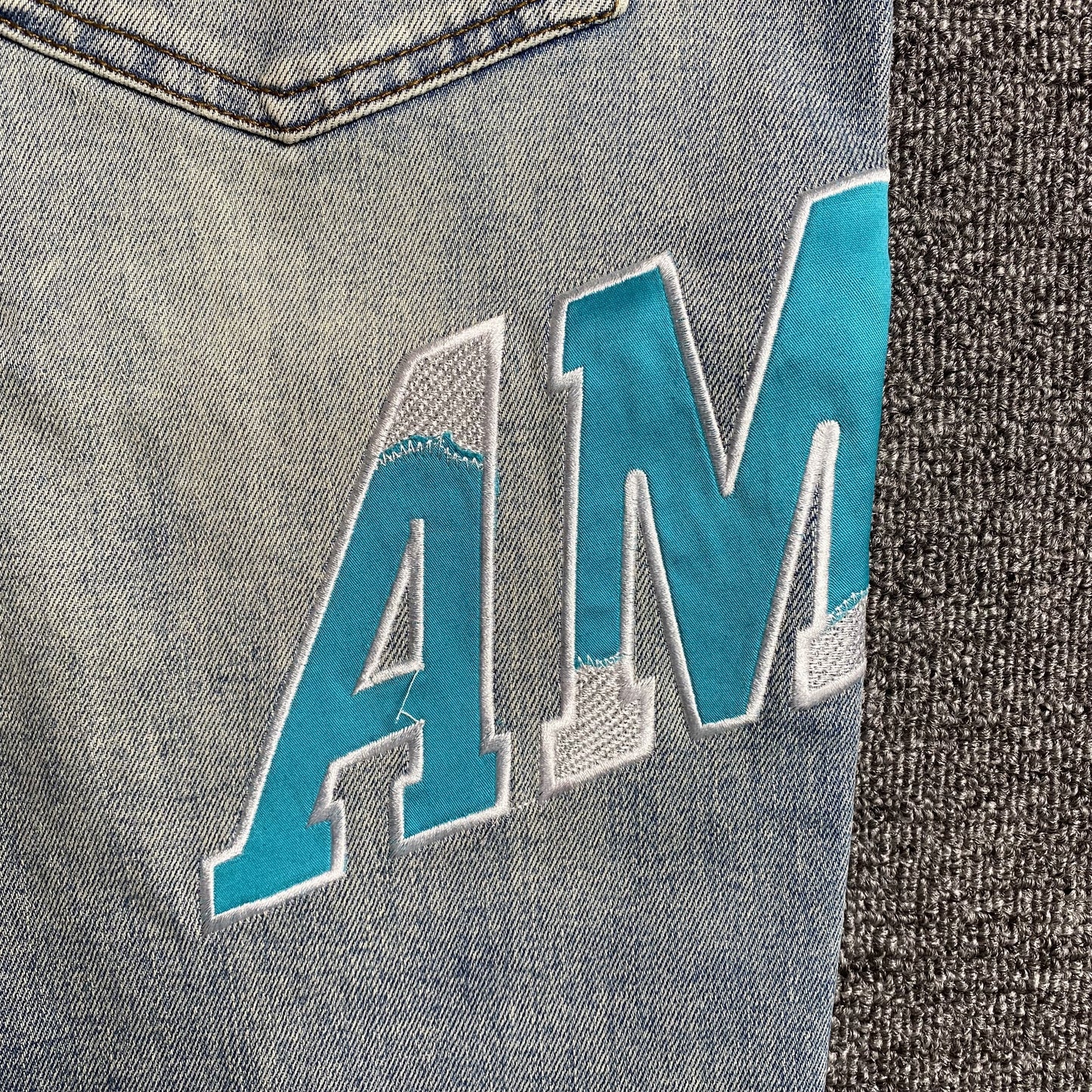 AMIRI VARSITY LOGO JEANS - Phantom Kicks