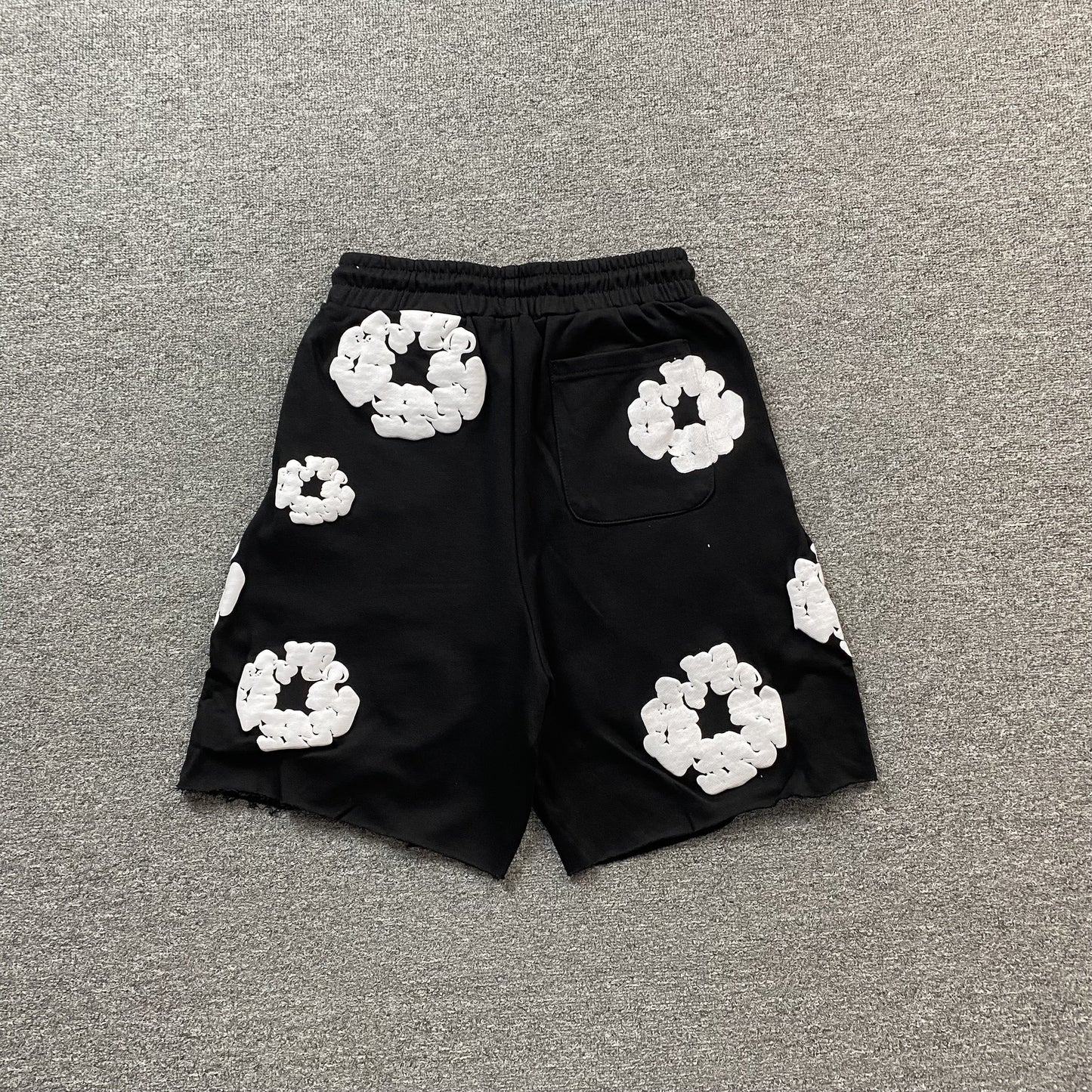 DENIM TEARS COTTON WREATH SHORTS BLACK - Phantom Kicks