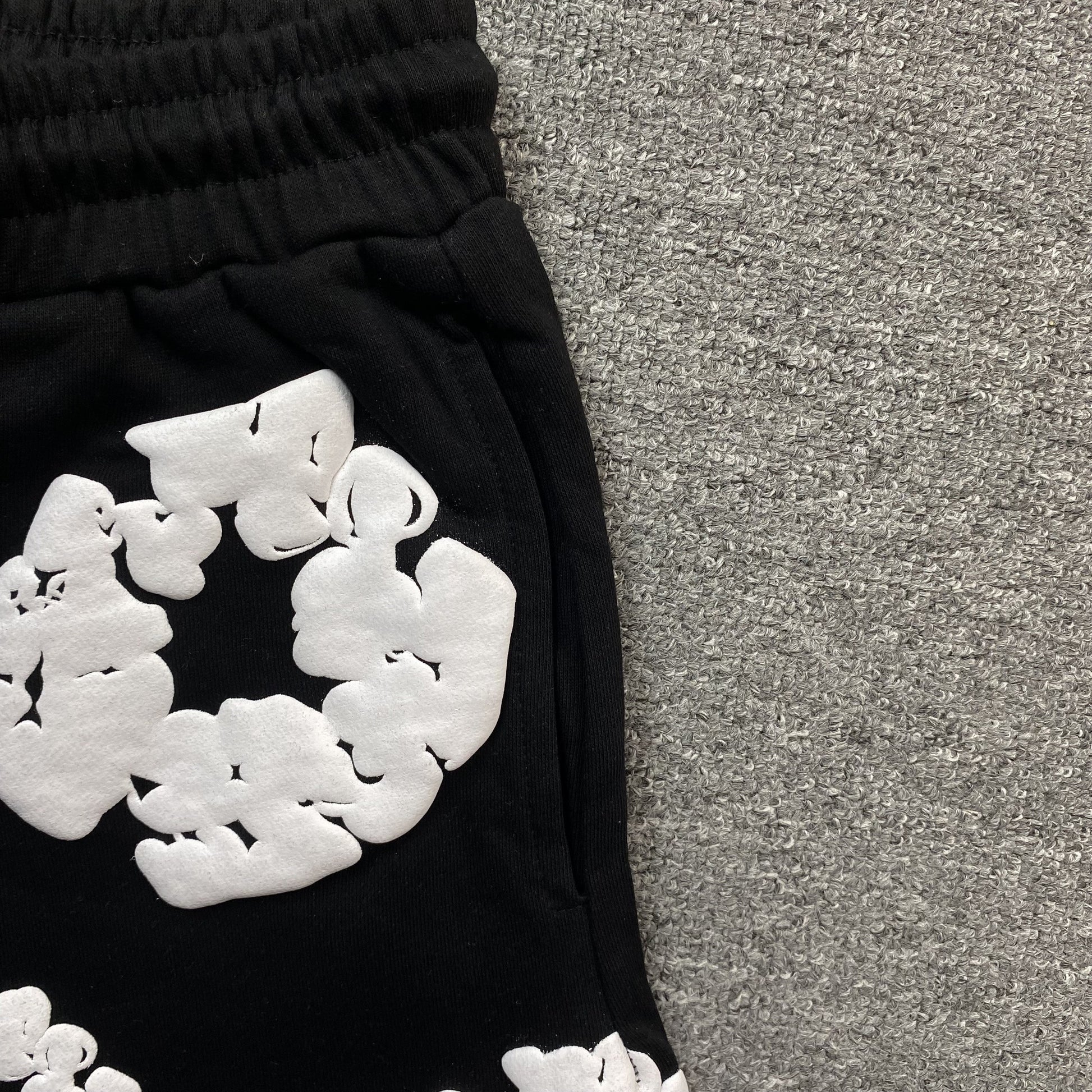 DENIM TEARS COTTON WREATH SHORTS BLACK - Phantom Kicks