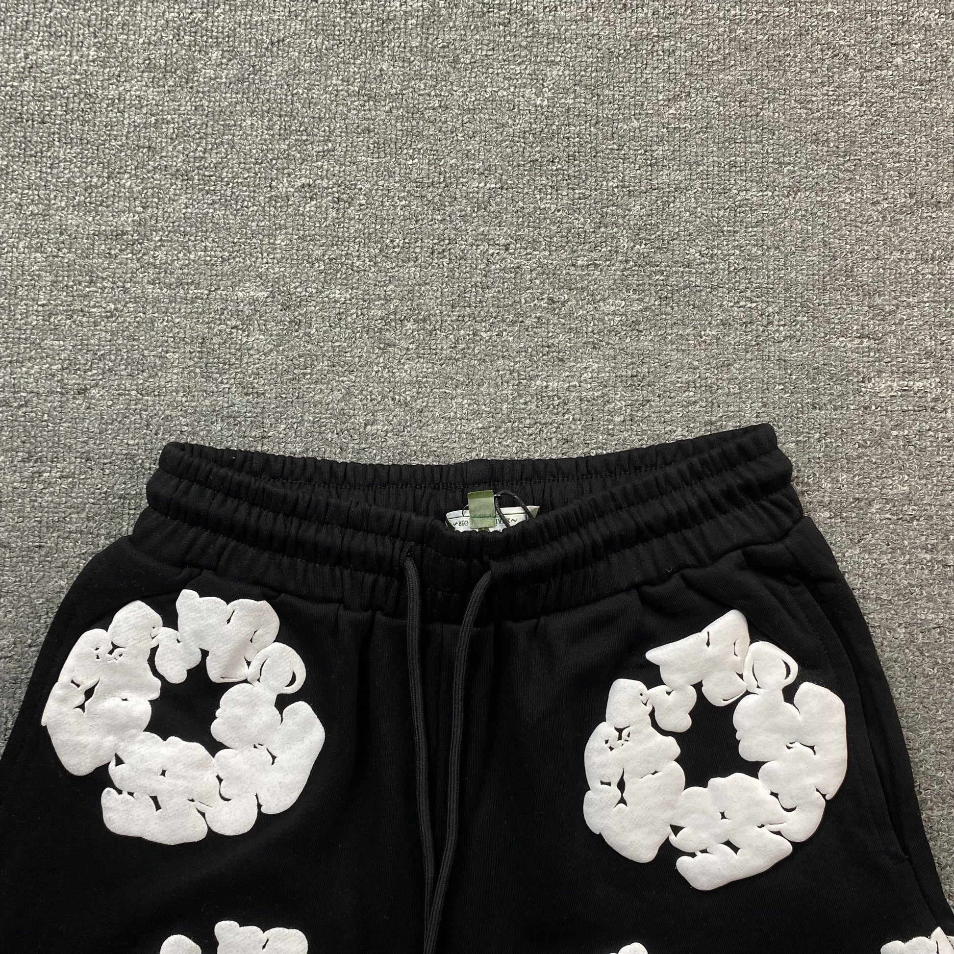 DENIM TEARS COTTON WREATH SHORTS BLACK - Phantom Kicks