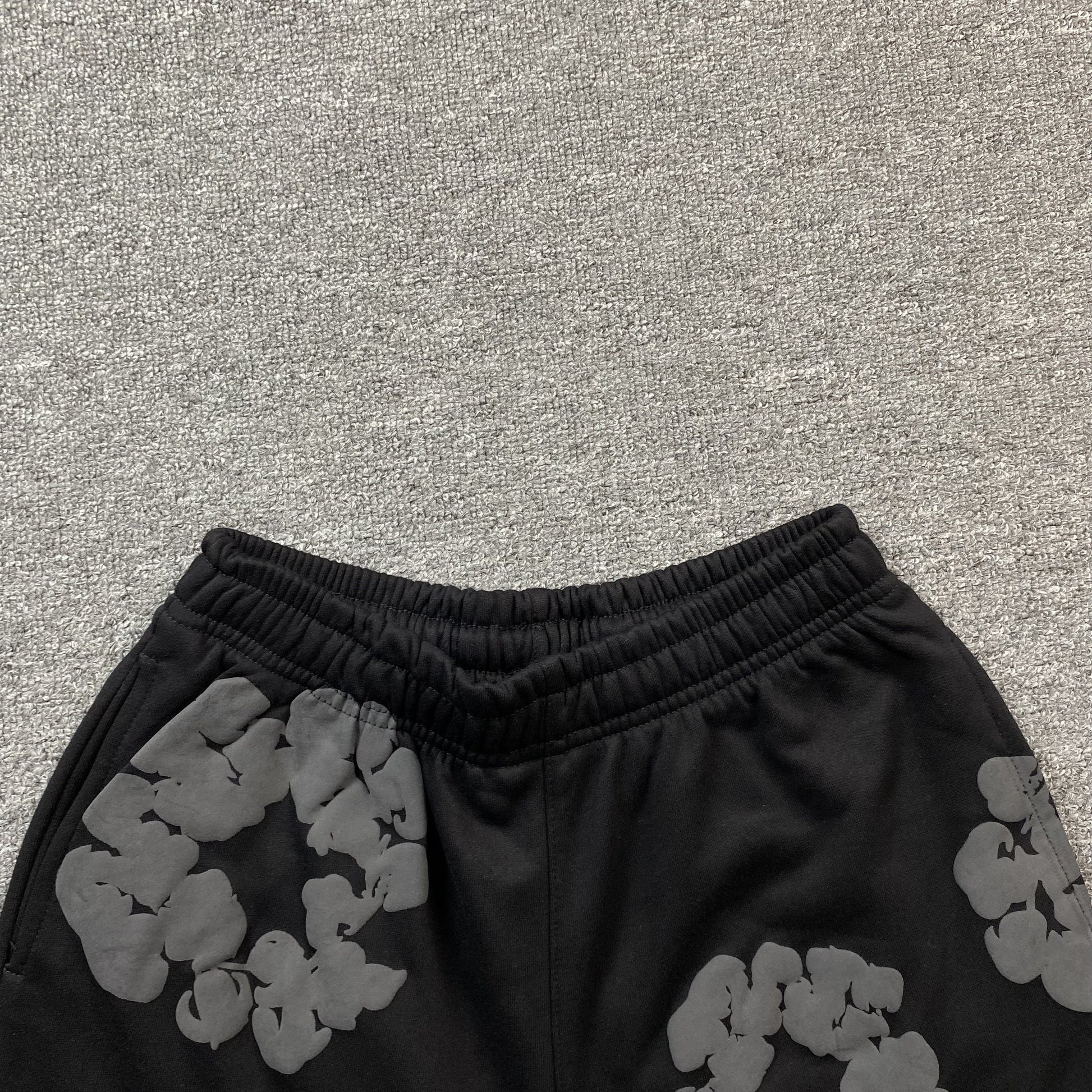 DENIM TEARS COTTON WREATH SHORTS MONOCHROME BLACK - Phantom Kicks