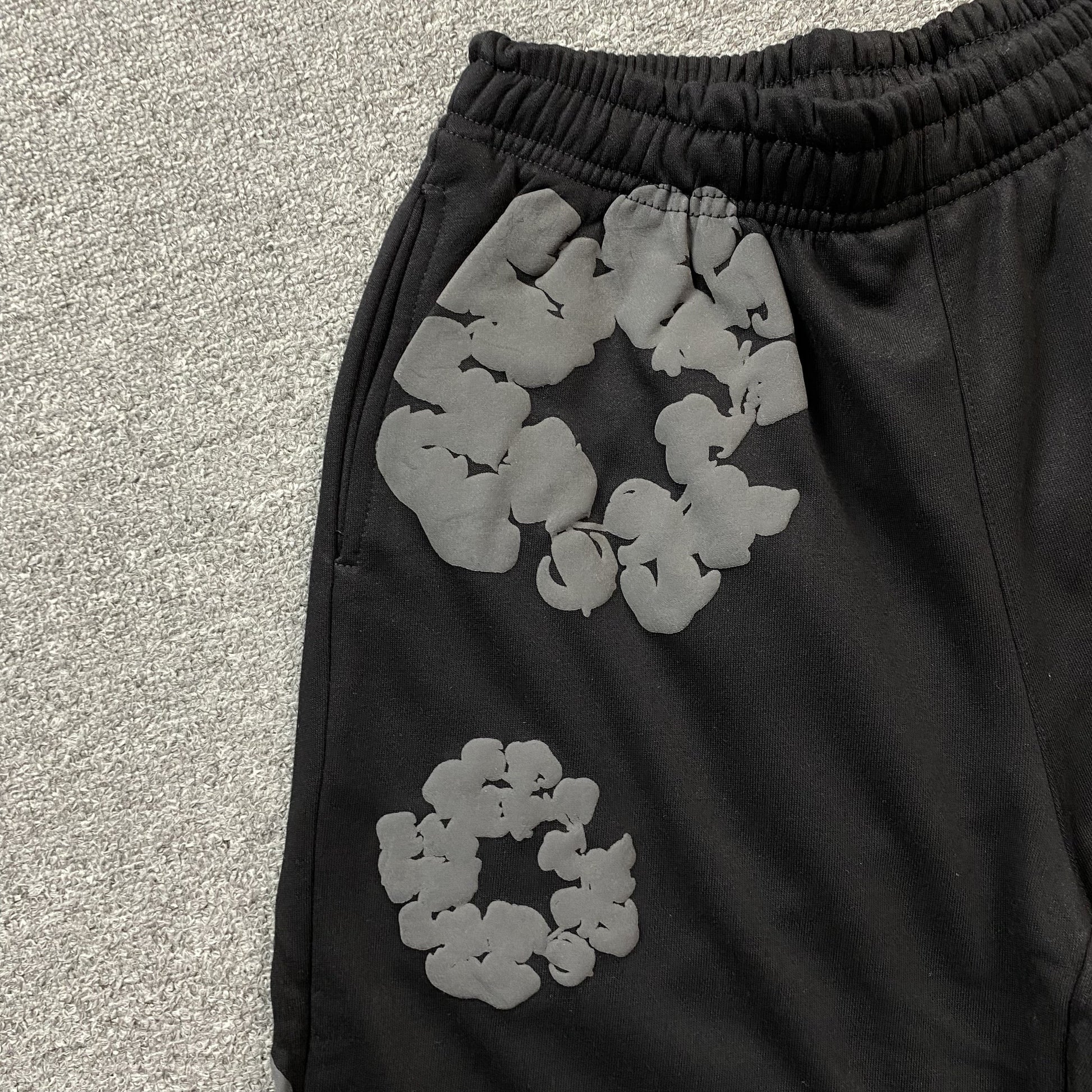 DENIM TEARS COTTON WREATH SHORTS MONOCHROME BLACK - Phantom Kicks