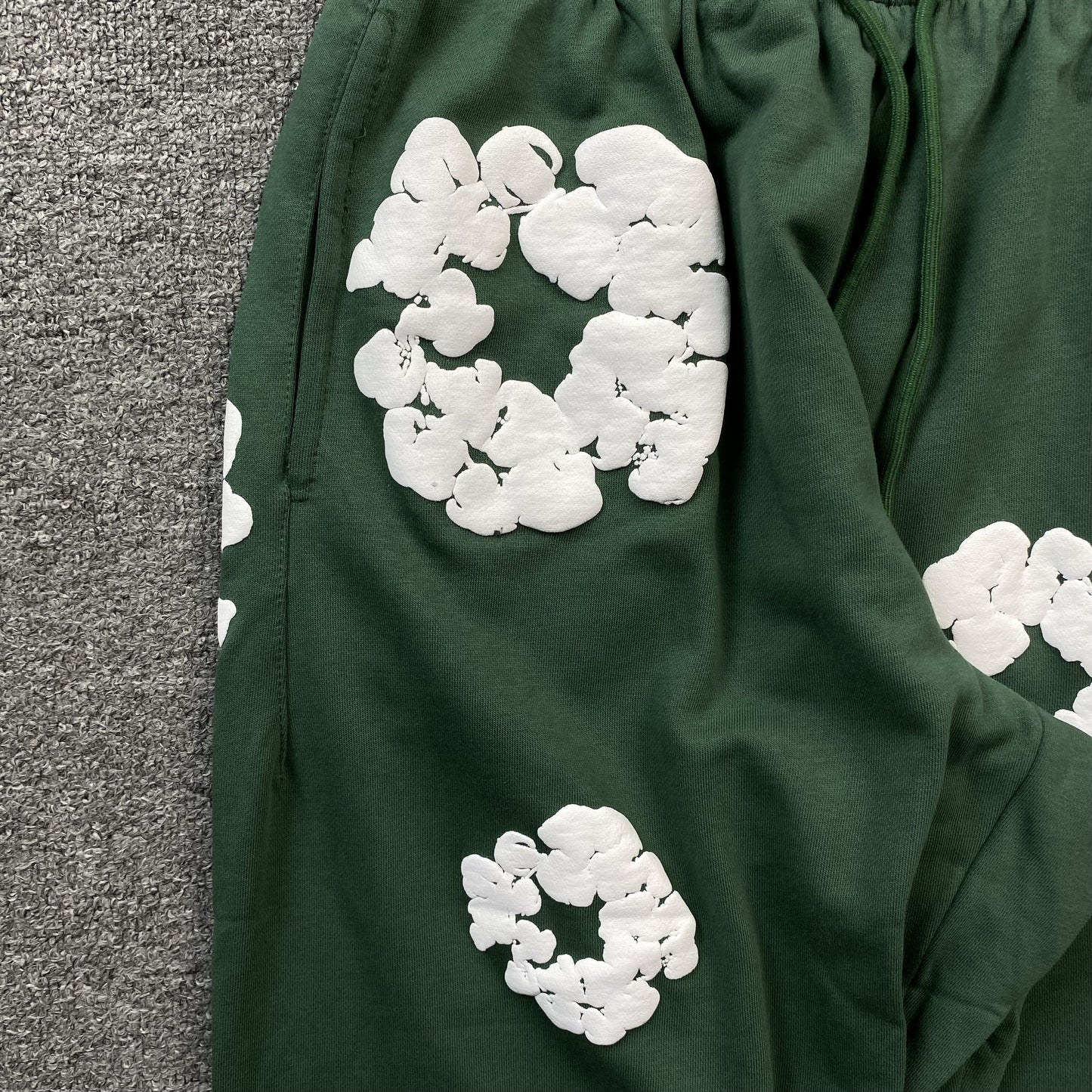 DENIM TEARS COTTON WREATH SWEATPANTS GREEN - Phantom Kicks