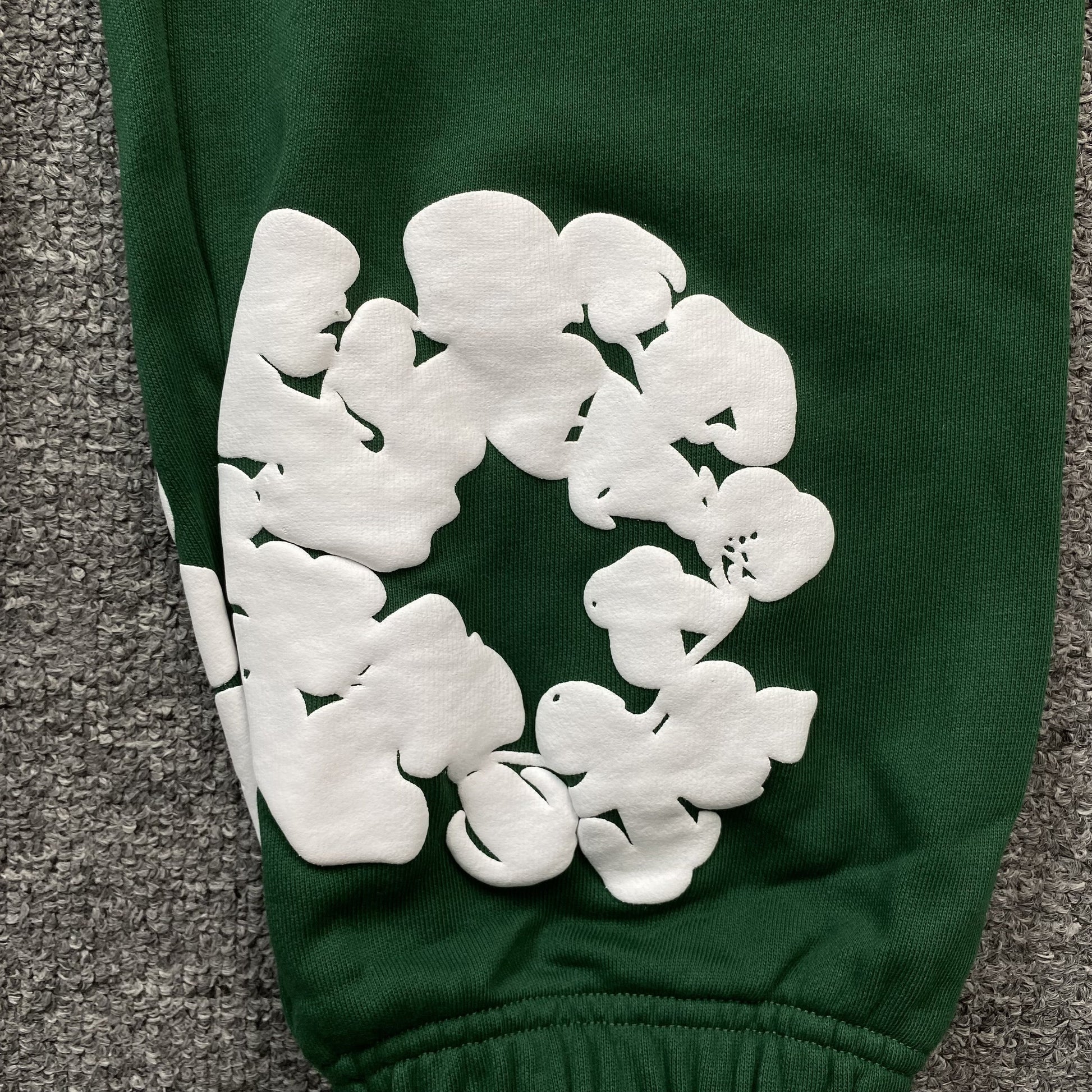 DENIM TEARS COTTON WREATH SWEATPANTS DARK GREEN - Phantom Kicks