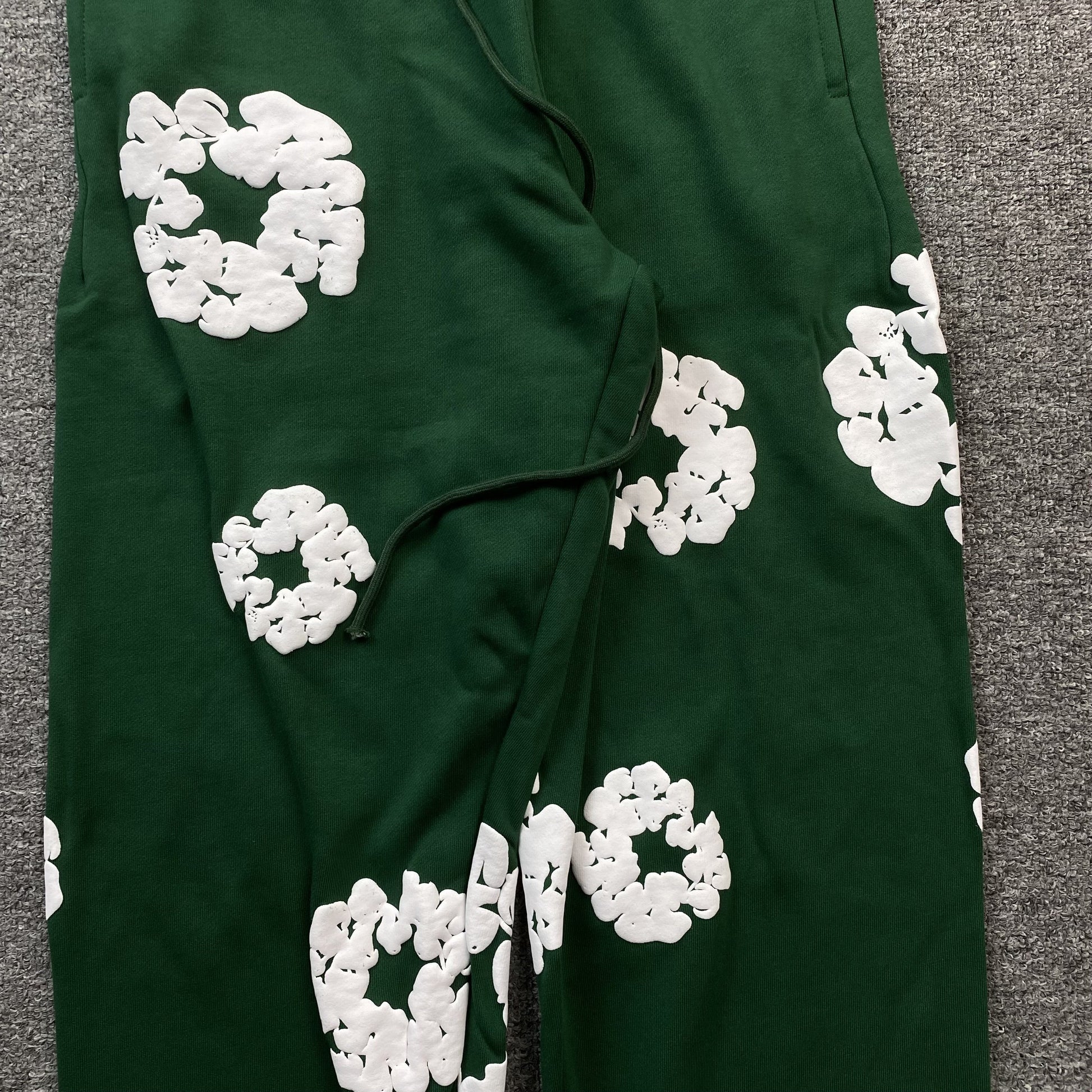 DENIM TEARS COTTON WREATH SWEATPANTS DARK GREEN - Phantom Kicks