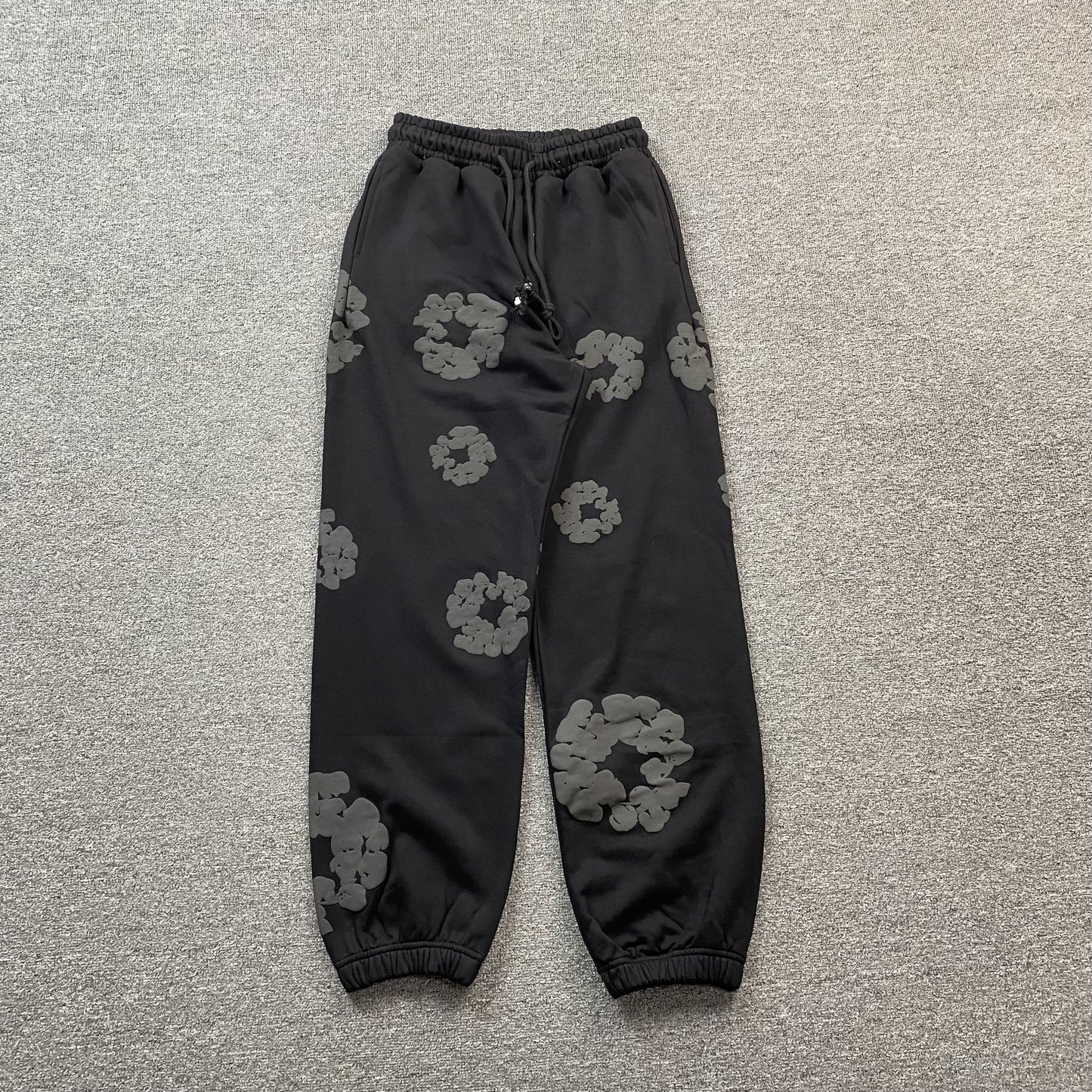 DENIM TEARS COTTON WREATH SWEATPANTS MONOCHROME BLACK - Phantom Kicks