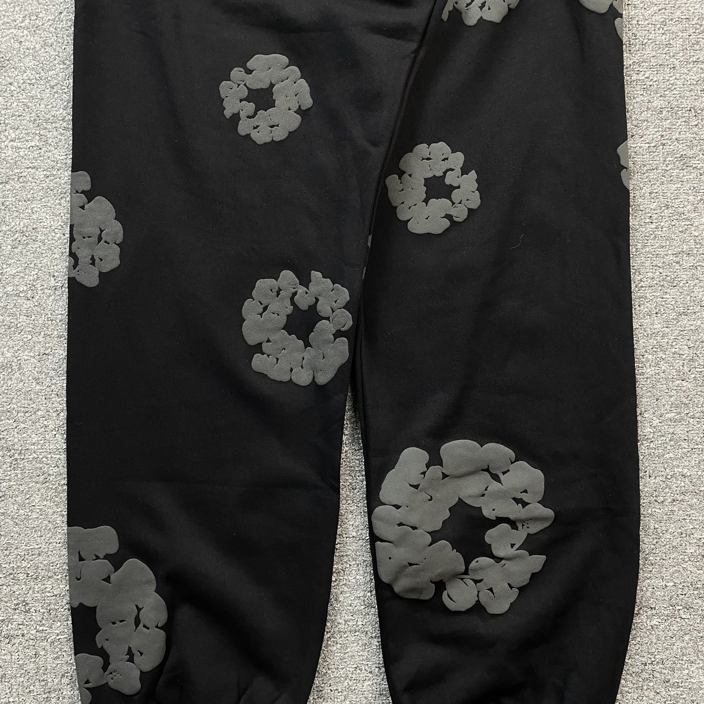 DENIM TEARS COTTON WREATH SWEATPANTS MONOCHROME BLACK - Phantom Kicks