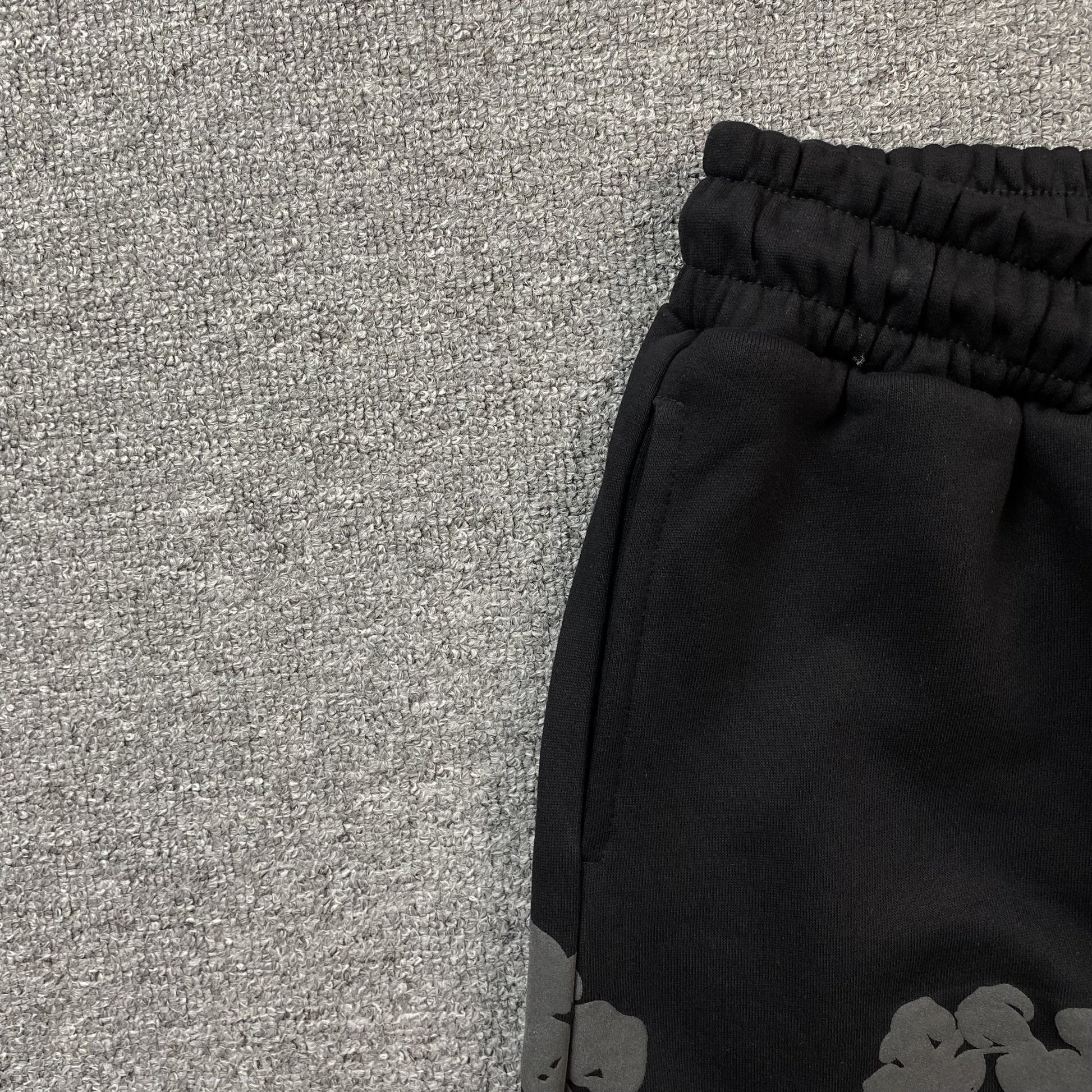 DENIM TEARS COTTON WREATH SWEATPANTS MONOCHROME BLACK - Phantom Kicks