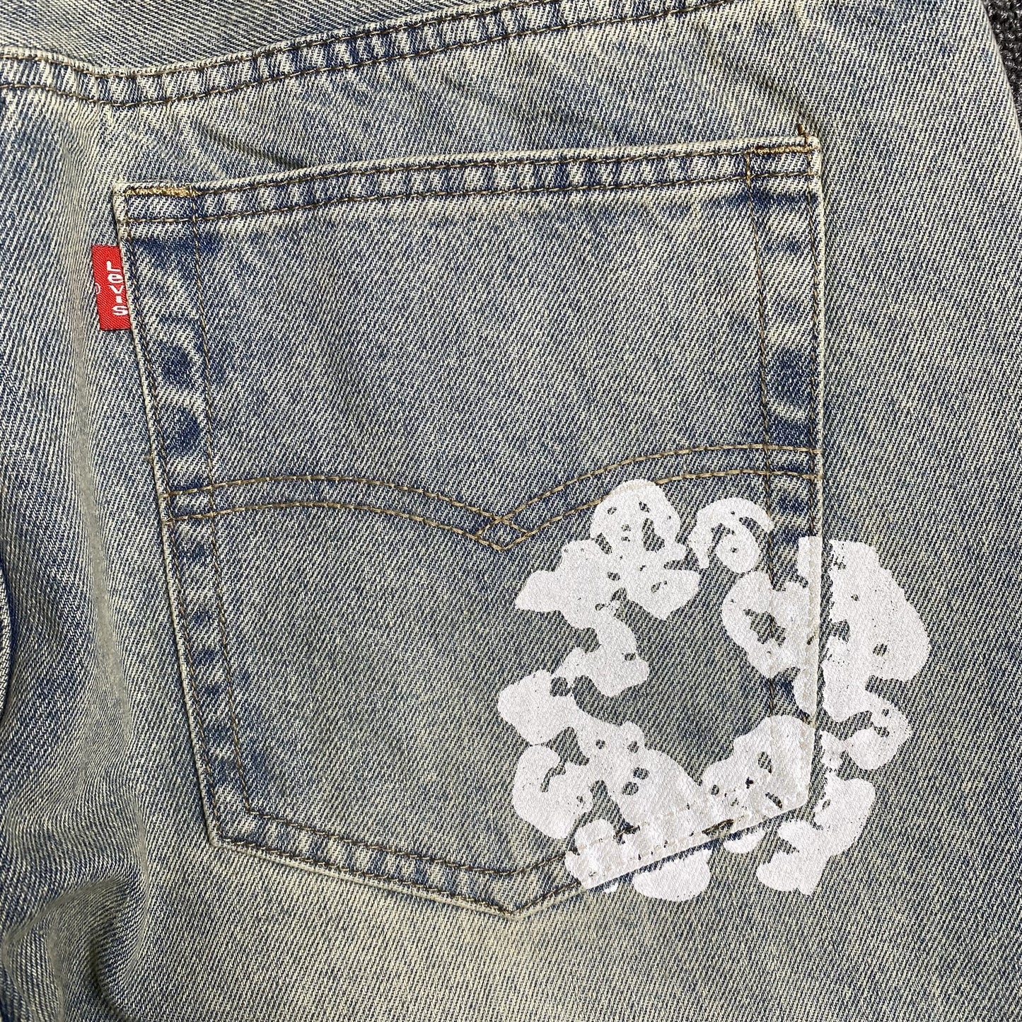 DENIM TEARS x LEVI'S DIRTY WASH WREATH JEANS LIGHT WASH - Phantom Kicks