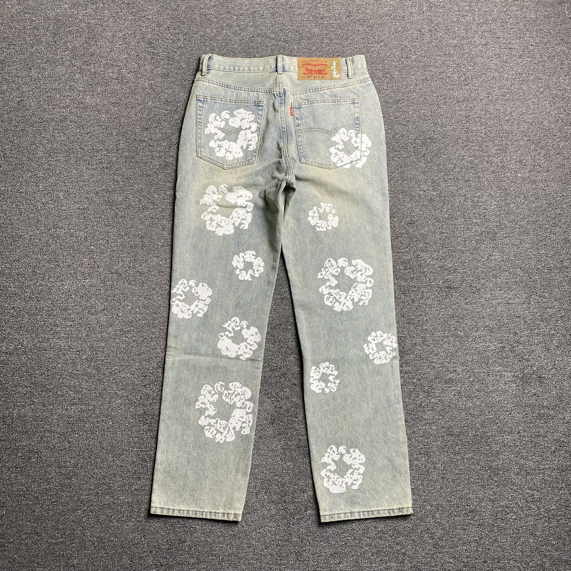 DENIM TEARS x LEVI'S DIRTY WASH WREATH JEANS LIGHT WASH - Phantom Kicks