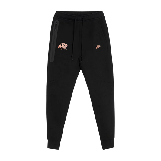 NIKE TECH FLEECE x SYNA CENTRAL CEE PANTS - Phantom Kicks