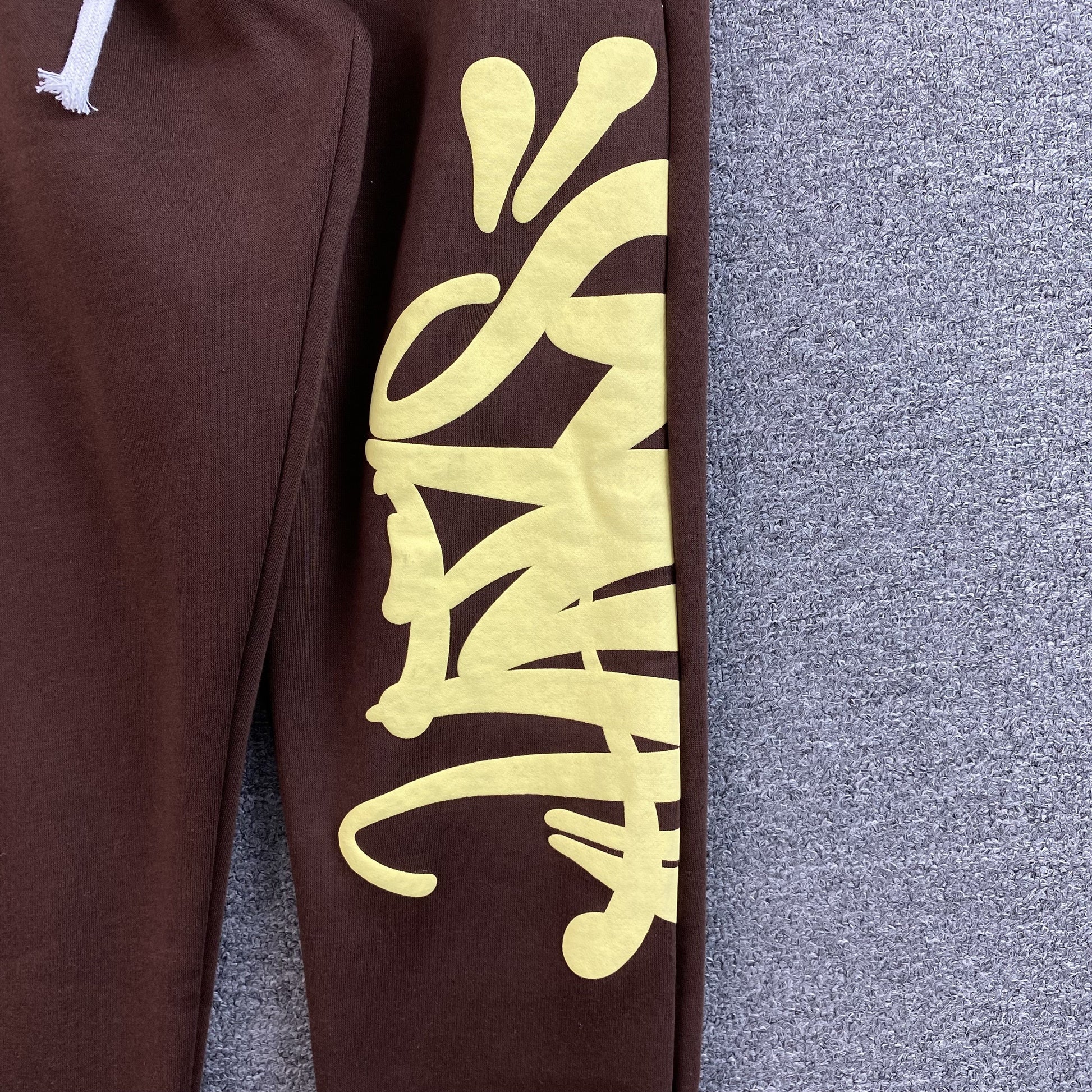 SYNA WORLD SWEATPANTS BROWN - Phantom Kicks