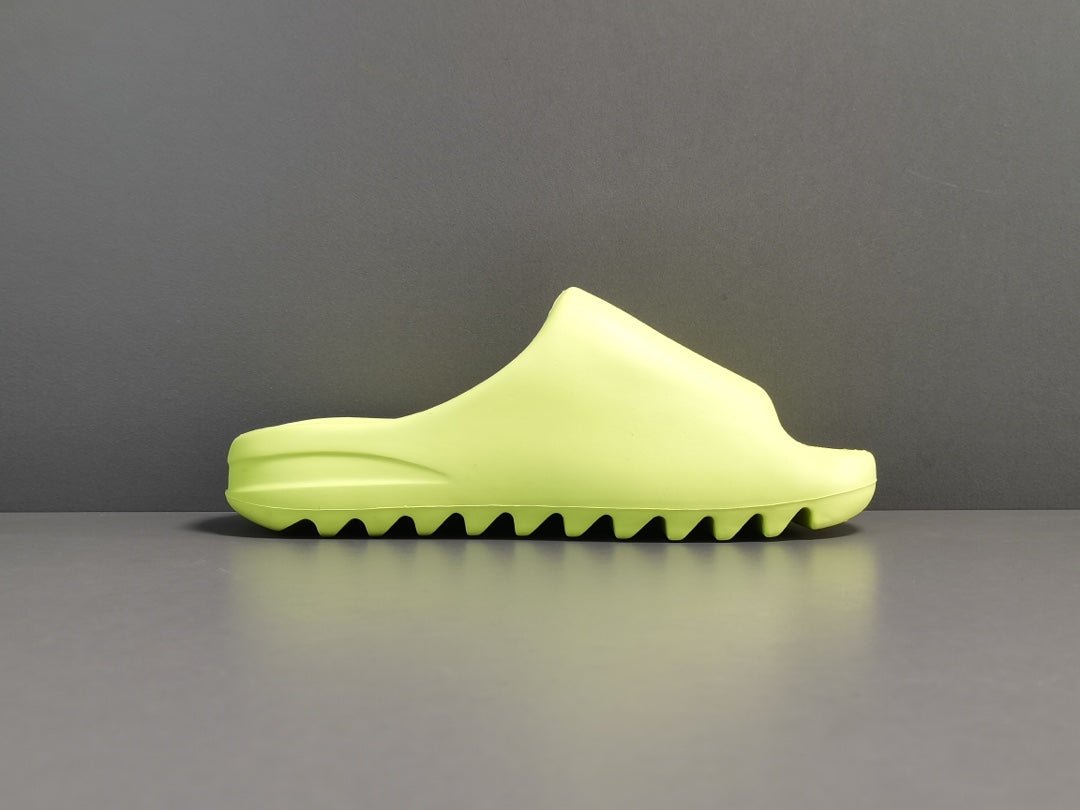ADIDAS YEEZY SLIDE x GLOW GREEN - Phantom Kicks