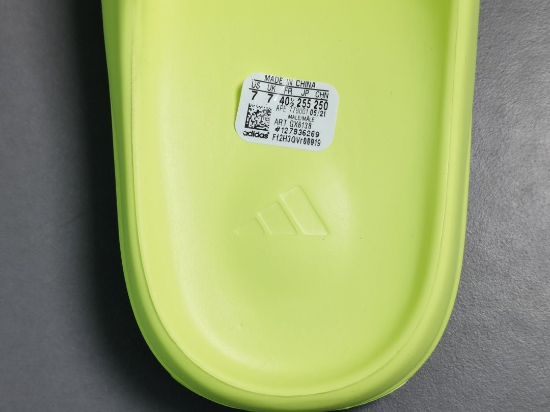 ADIDAS YEEZY SLIDE x GLOW GREEN - Phantom Kicks