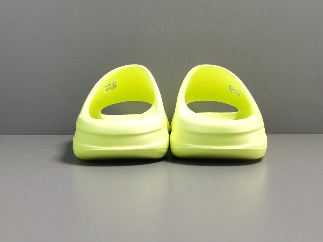 ADIDAS YEEZY SLIDE x GLOW GREEN - Phantom Kicks