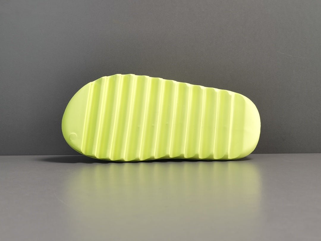 ADIDAS YEEZY SLIDE x GLOW GREEN - Phantom Kicks