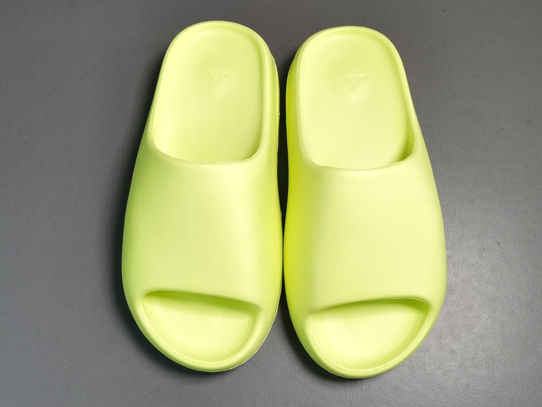 ADIDAS YEEZY SLIDE x GLOW GREEN - Phantom Kicks