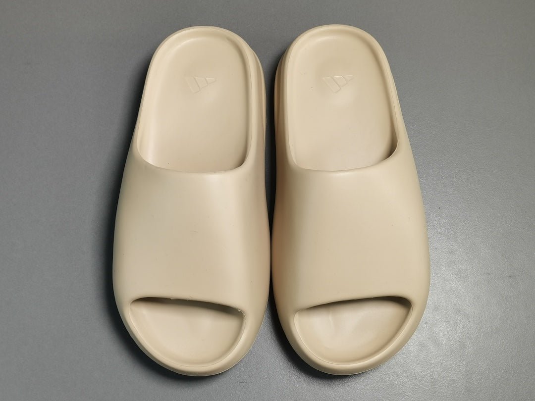 ADIDAS YEEZY SLIDE x PURE - Phantom Kicks