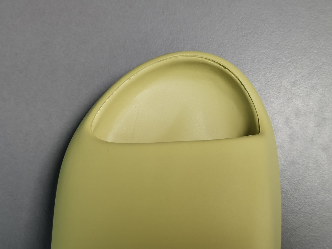 ADIDAS YEEZY SLIDE x RESIN - Phantom Kicks
