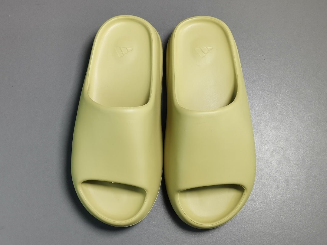 ADIDAS YEEZY SLIDE x RESIN - Phantom Kicks