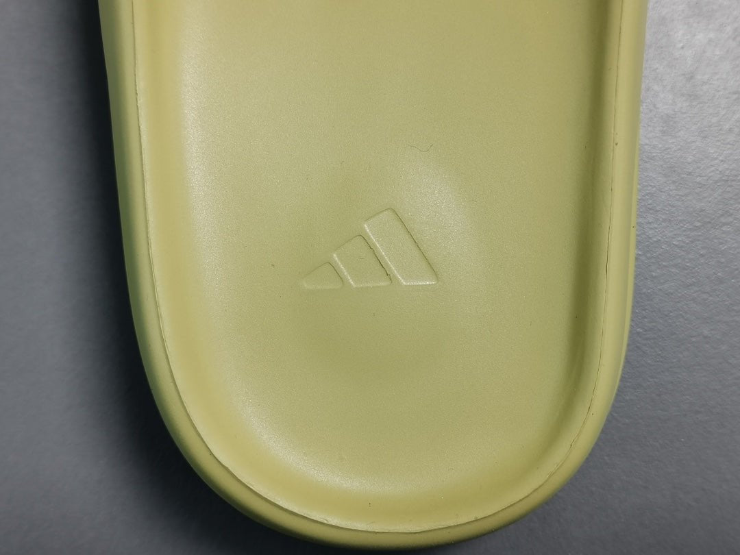 ADIDAS YEEZY SLIDE x RESIN - Phantom Kicks