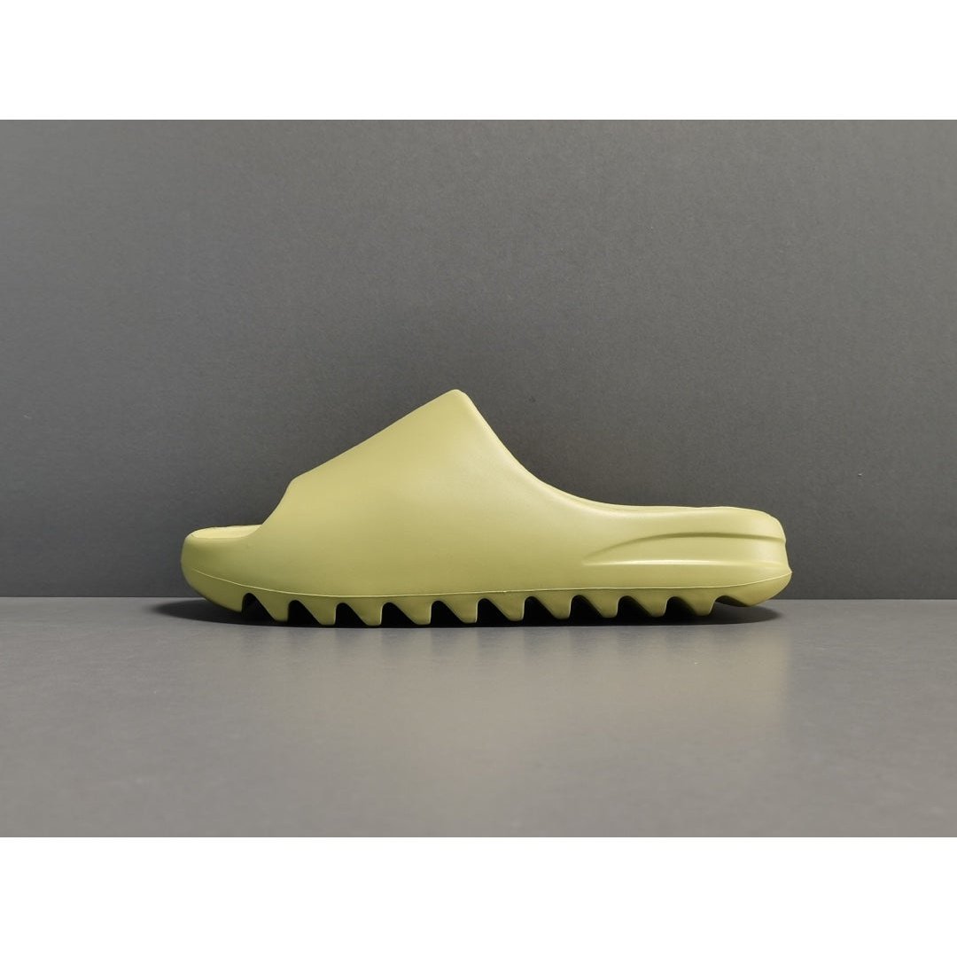 ADIDAS YEEZY SLIDE x RESIN - Phantom Kicks