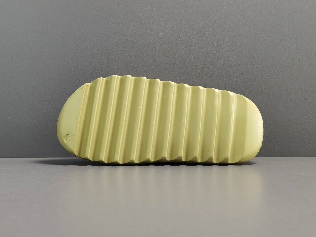 ADIDAS YEEZY SLIDE x RESIN - Phantom Kicks