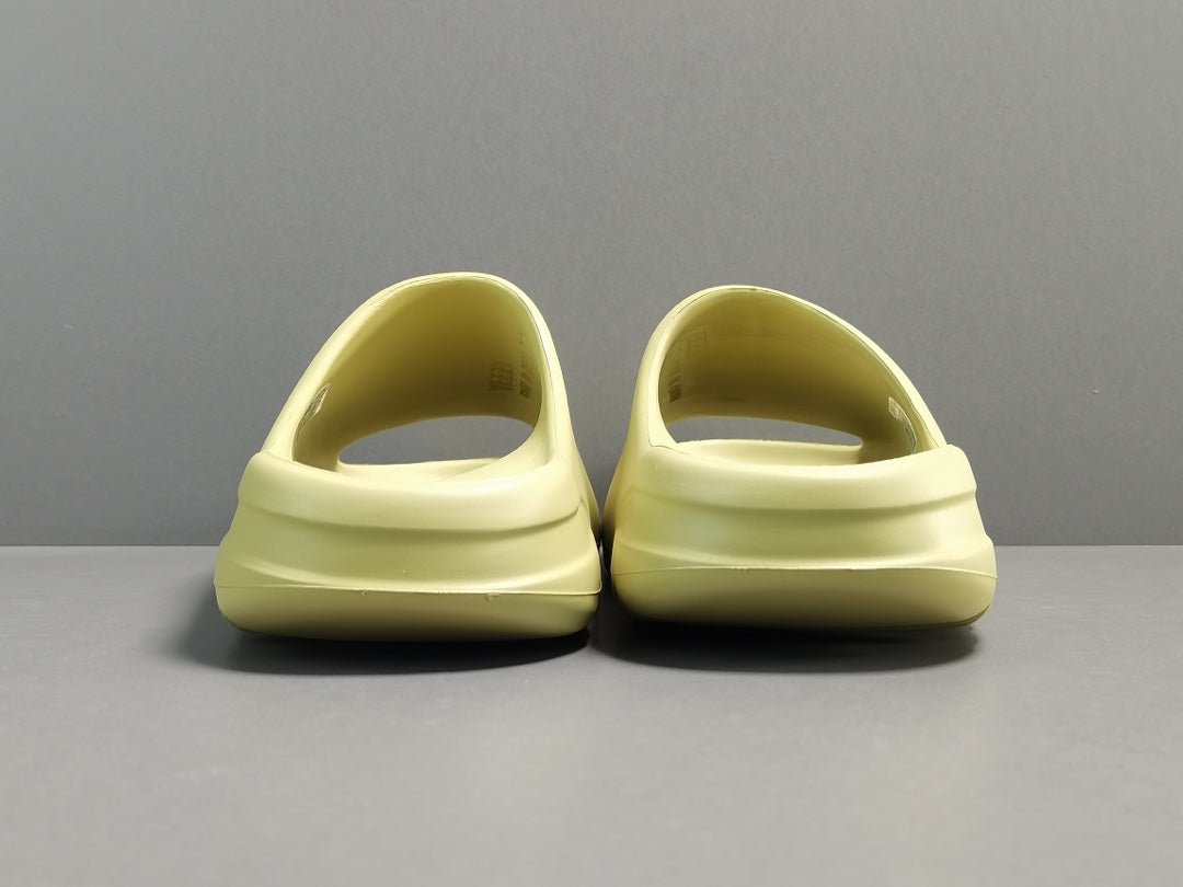 ADIDAS YEEZY SLIDE x RESIN - Phantom Kicks