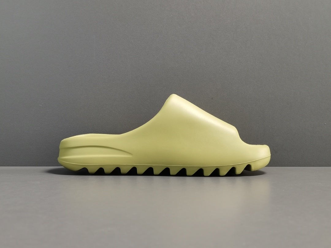 ADIDAS YEEZY SLIDE x RESIN - Phantom Kicks