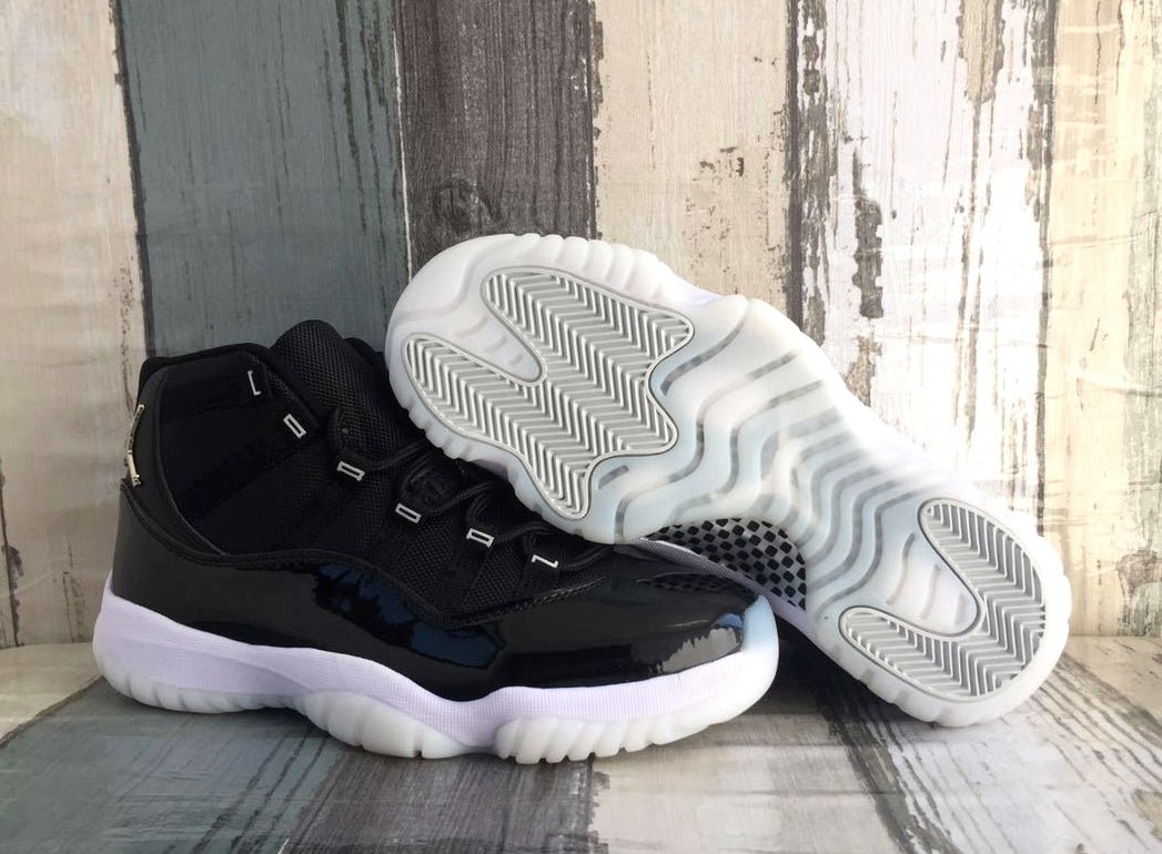 AIR JORDAN 11 "Black Silver" - Phantom Kicks