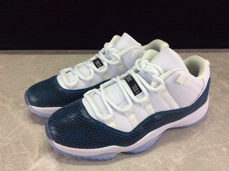 AIR JORDAN 11 RETRO LOW LE SNAKESKIN WHITE/BLACK-NAVY - Phantom Kicks
