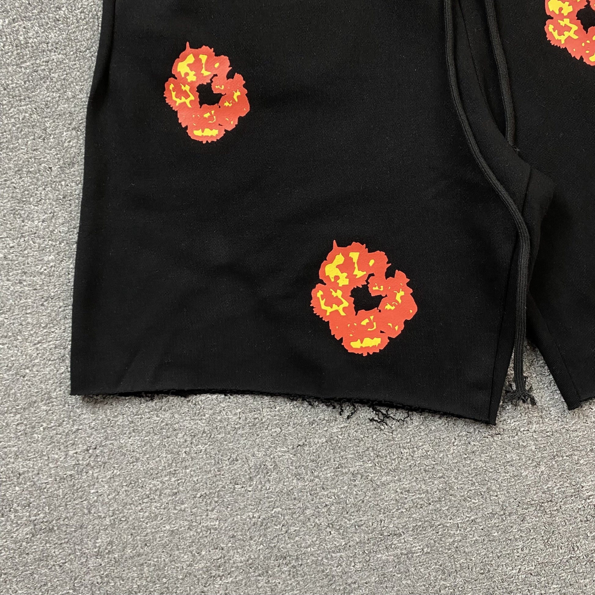 DENIM TEARS x OFFSET COTTON WREATH SHORTS BLACK - Phantom Kicks