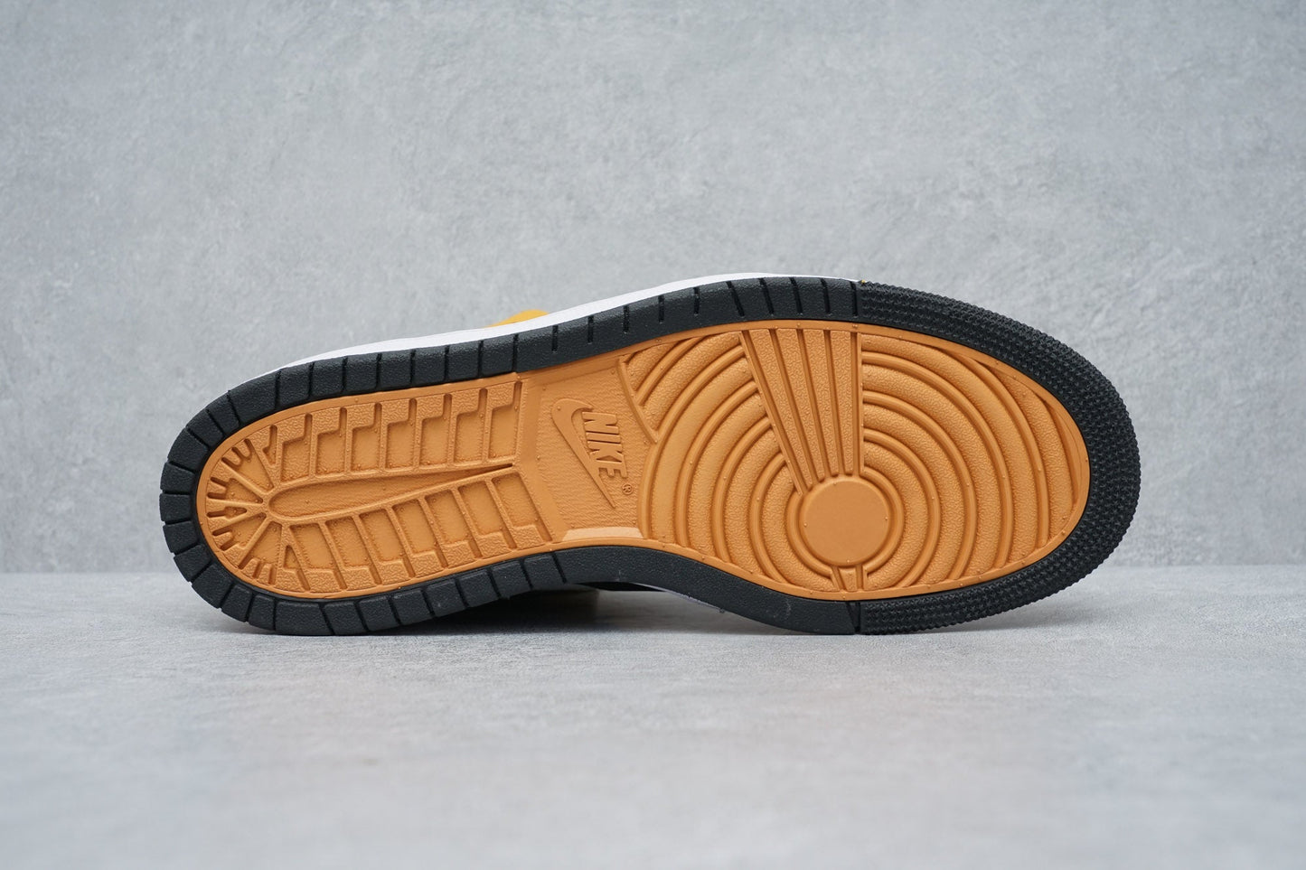 JORDAN 1 HIGH ZOOM AIR CMFT x BLACK MONARCH - Phantom Kicks
