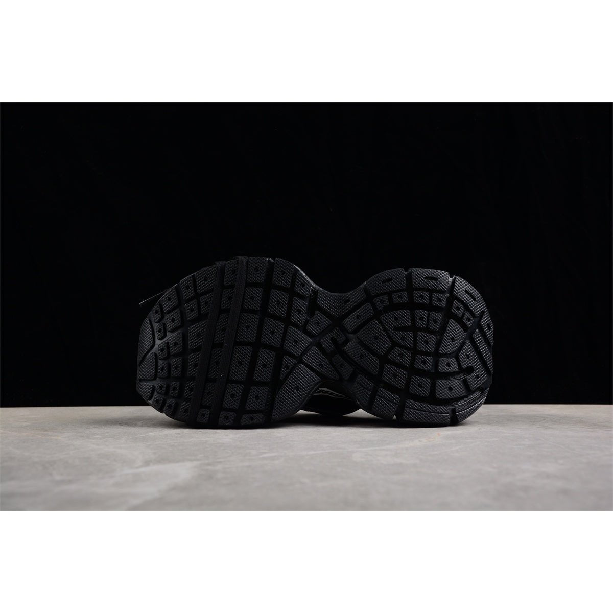 BALENCIAGA 3XL MULE x BLACK WHITE - Phantom Kicks