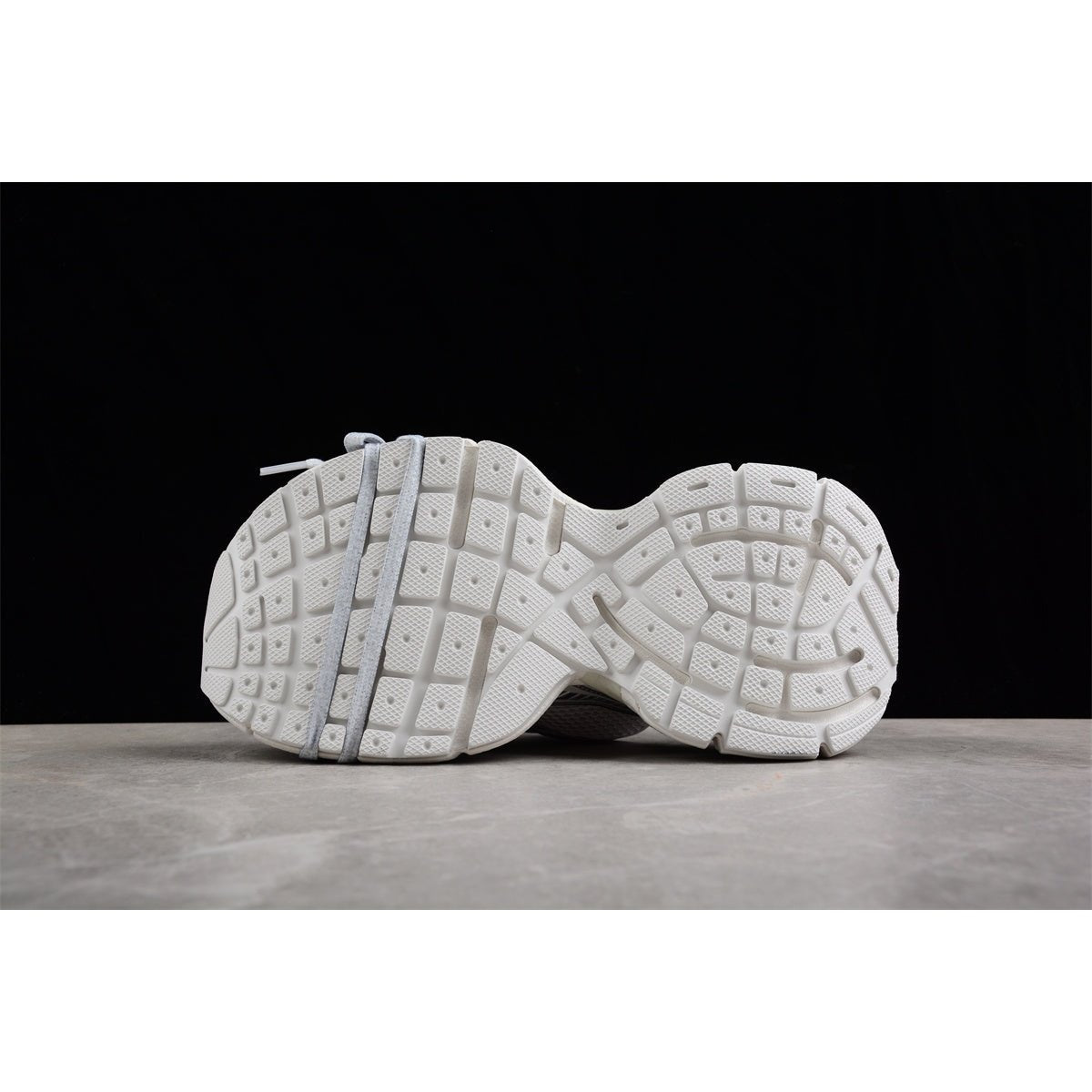 BALENCIAGA 3XL MULE x WHITE EGGSHELL - Phantom Kicks