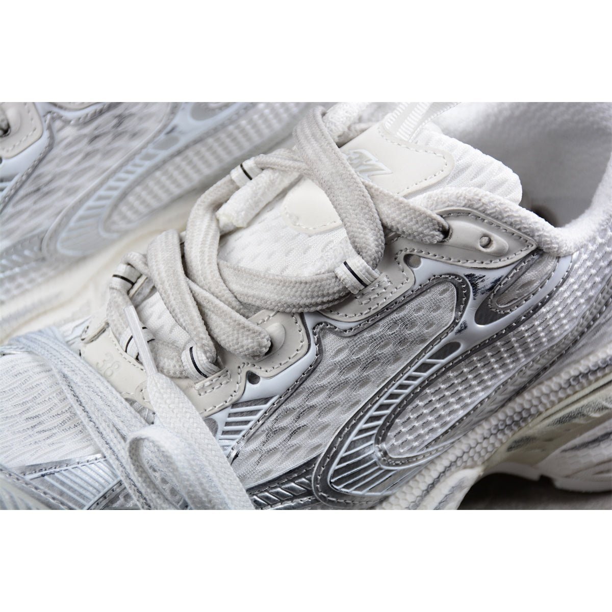 BALENCIAGA 3XL x ALL WHITE - Phantom Kicks