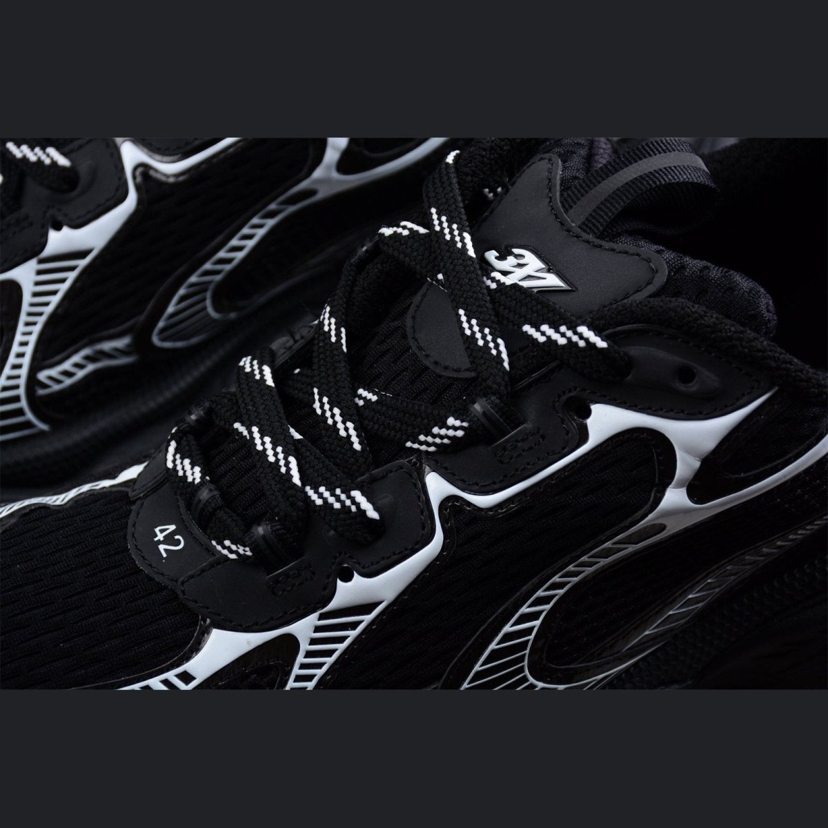 BALENCIAGA 3XL x BLACK WHITE - Phantom Kicks