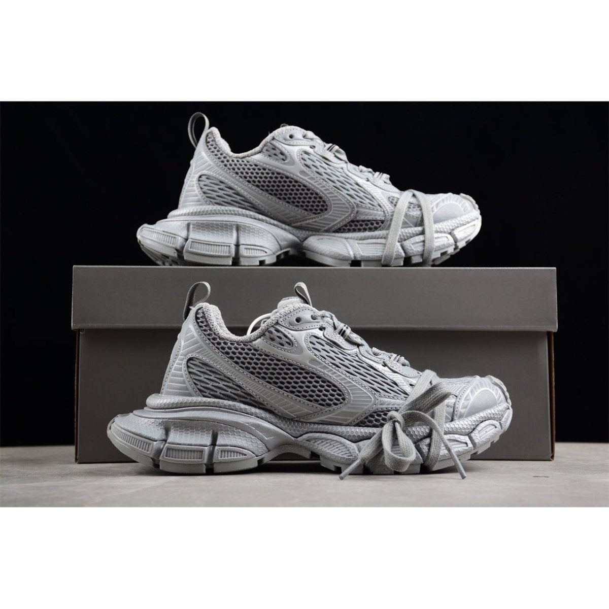 BALENCIAGA 3XL x REFLECTIVE GREY - Phantom Kicks